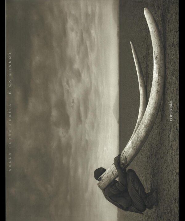 Libro Nella terra ferita di Nick Brandt - ean 9788869656743 - Contrasto