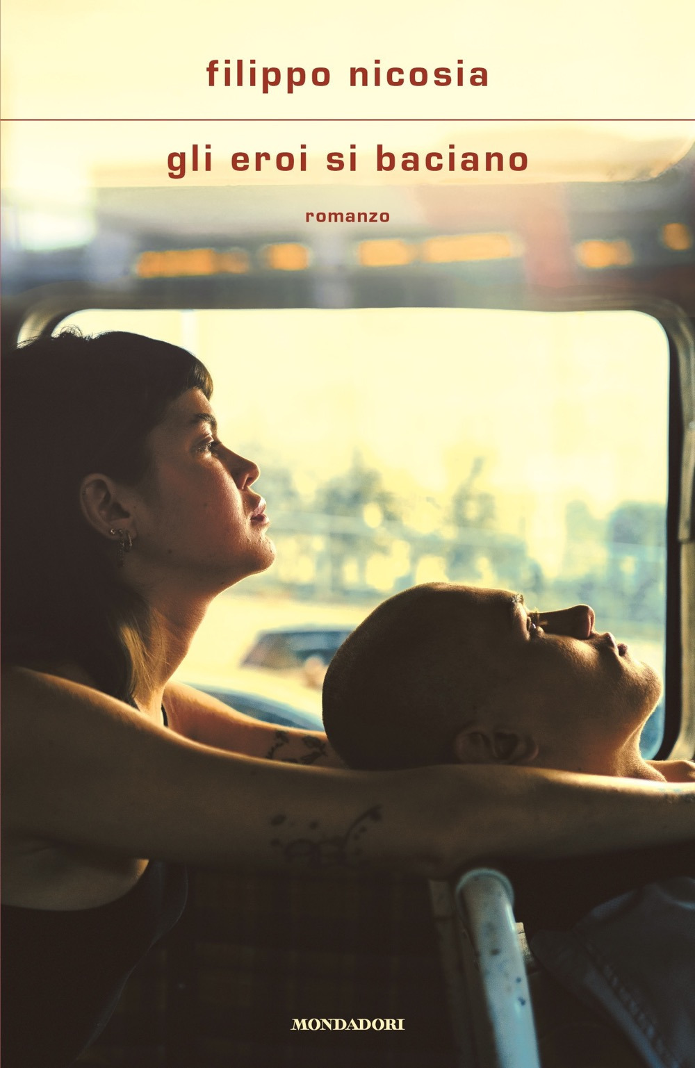 Libro eroi si baciano di Filippo Nicosia - ean 9788804761389 - Mondadori