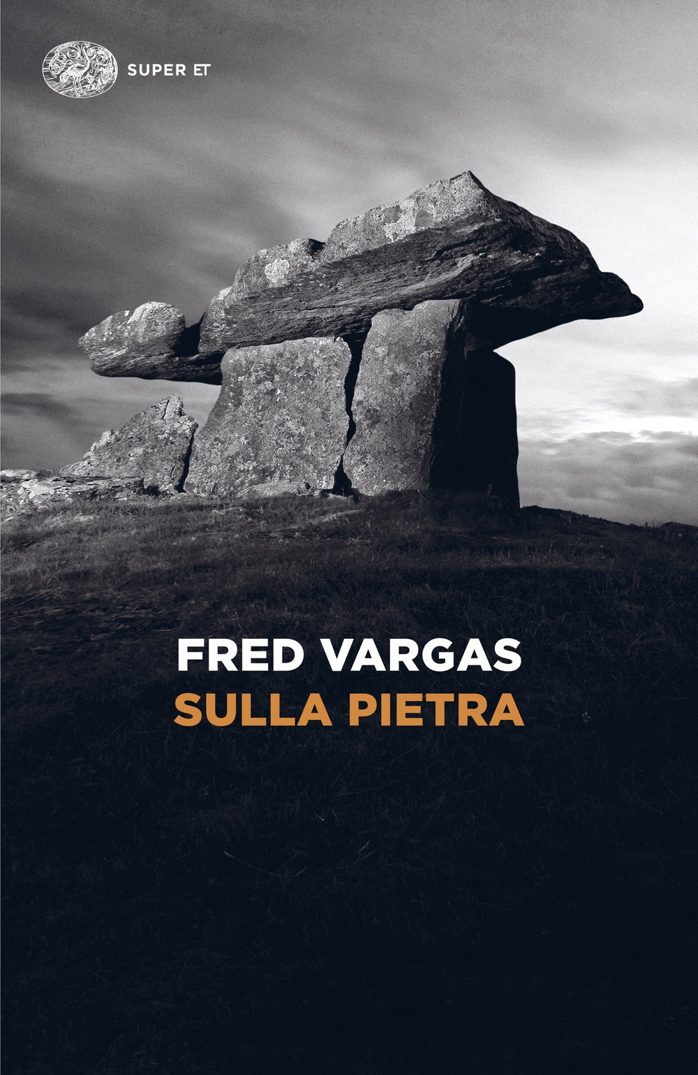 Libro Sulla pietra di Fred Vargas - ean 9788806266929 - Einaudi